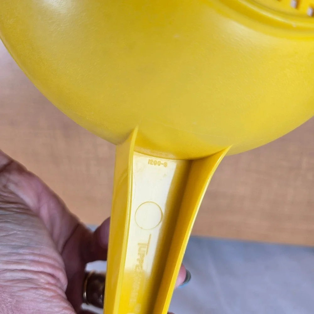 Tupperware #1200-9 Yellow 1 Quart Strainer Colander w/ Handle Vintage 7